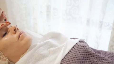 Applying cream on face and massaging in the beauty salon Stock-Footage 69849530