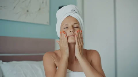 Applying cream on face Stock-Footage 101430881