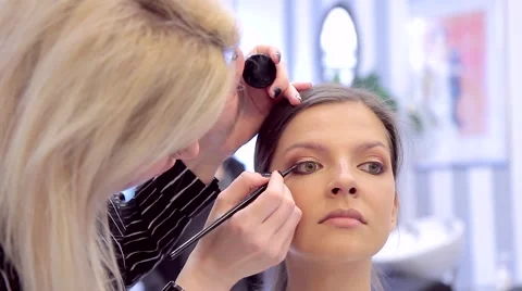 Applying a eye-liner in make-up on modal's face Video stock 68719184