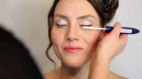 Applying eyelash makeup to female model Video stock 49103458
