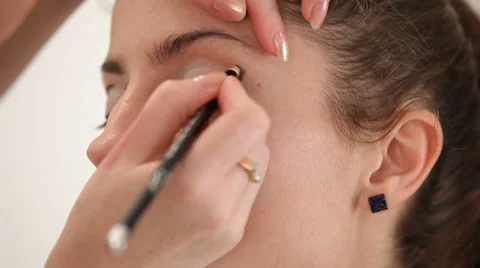 Applying eyeliner Stock Footage 32791339