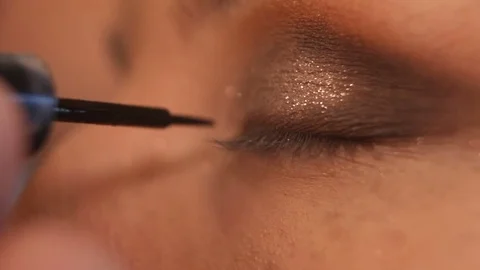 Applying eyeliner Stock Footage 81288768