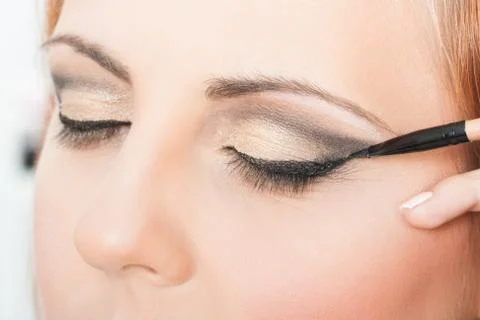 Applying eyeliner Stock Photos