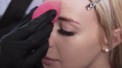 Applying foundation to face. Stock Footage 152585048