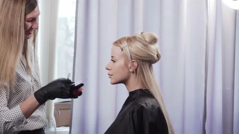 Applying foundation to face. Stock Footage 152714223