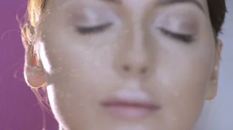 Applying glitter to the face Vídeo Stock 67674747