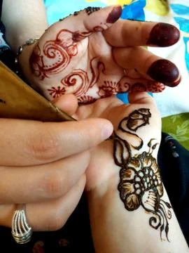 Applying henna Foto stock