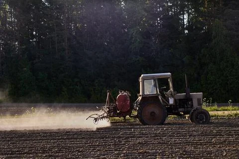 Applying herbicides to crops using sprayer on boom mounted on an agricultural Fotos de archivo