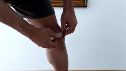 Applying Knee Plaster: Essential Technique for Fast Healing Vidéo 315340363