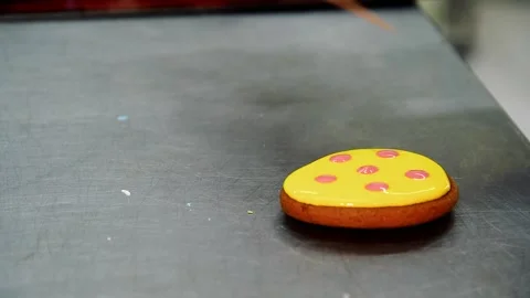 Applying a layer of glaze to a confectionery product using a pastry bag. 스톡 동영상 205062818