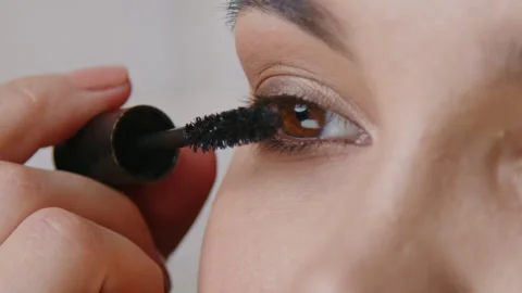 Applying Mascara Effectively for an Absolutely Stunning Eye Makeup Look That Stockbeeldmateriaal 327724593