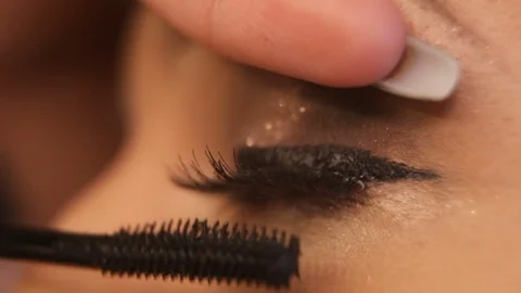 Applying mascara Stock Footage 81295349