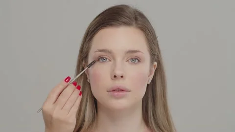 Applying mascara to the lashes. Make-up artist in beauty studio doing makeup  Stock Footage 154892453