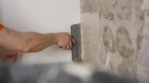 Applying mortar to the wall for gluing ceramic tiles. The process of laying t Foto stock