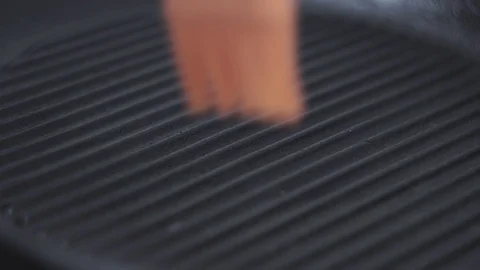 Applying oil to the pan with a brush Video stock 106631491