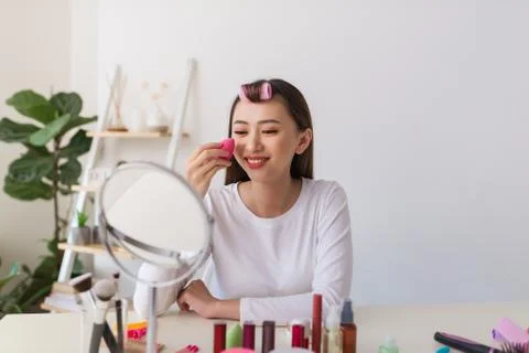 Applying powder on the face, make up tutorial 스톡 사진
