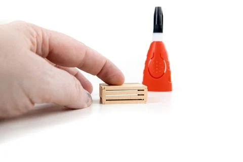 Applying pressure to a box to stick it back together with glue during repair Foto stock