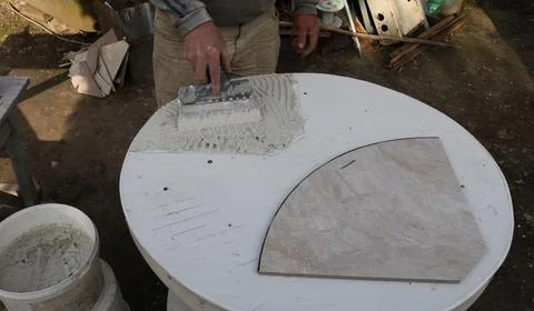 Applying putty to a countertop for tiling Foto stock