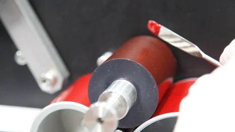 Applying a red color to a roller for printing Vidéo 94326689
