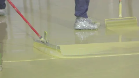 Applying self-leveling floor to the surface. How to create a self-leveling floor Видео 149476606