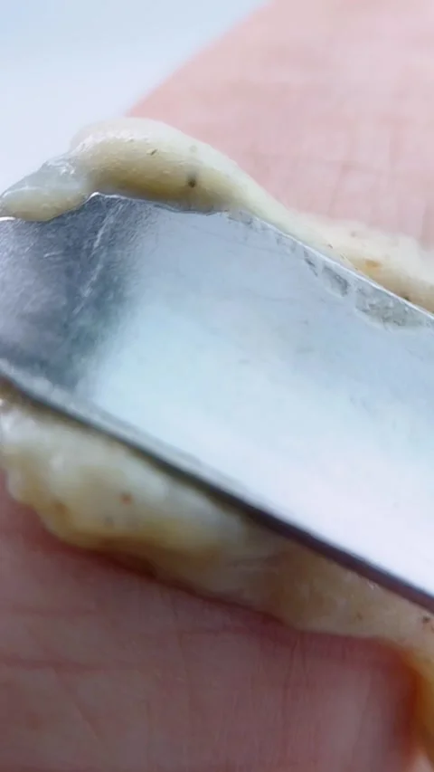 Applying skin cream using an applicator. Details of the cream texture Vídeo Stock 334874477