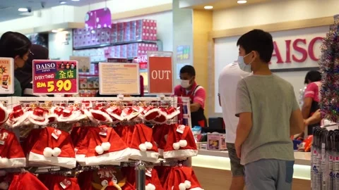 Applying social distancing in-store Video stock 147386103