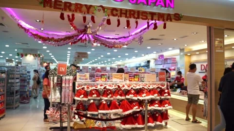 Applying social distancing in-store Stock Footage 147386144