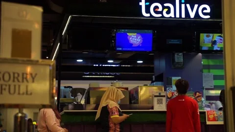 Applying social distancing in-store Stock Footage 147386169