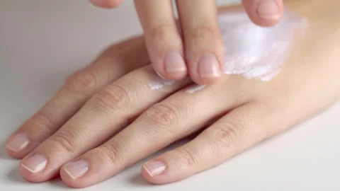 Applying SPF sunscreen cream or sun tanning lotion on skin, macro. Skin Pro.. Video stock 246476565