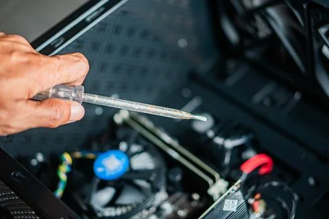 Applying thermal paste to computer CPU Foto stock