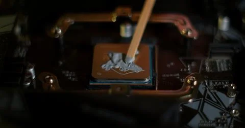 Applying Thermal Paste on Computer CPU During Replacement Foto stock