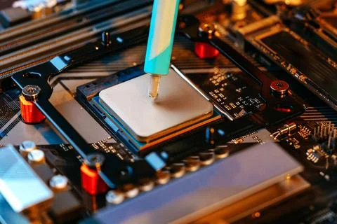 Applying thermal paste to a computer processor Foto stock