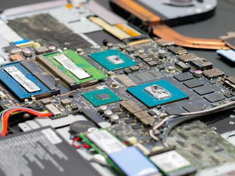Applying thermal paste to the graphics processor and CPU. Stockfoto's