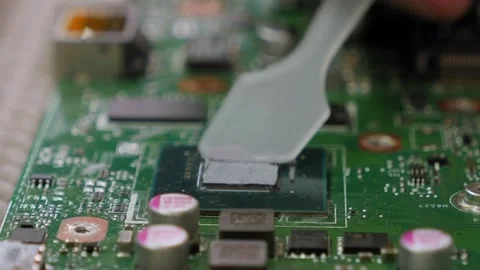 Applying thermal paste to the laptop processor. Thermal grease for computer. 库存影片 228851892