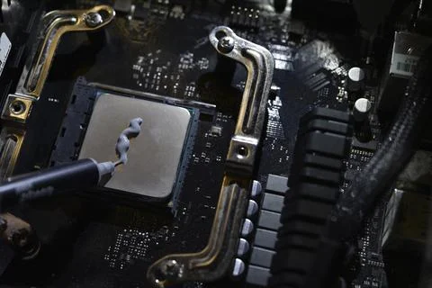 Applying thermal paste to the surface of the computer processor. Thermal in.. 库存照片