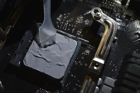 Applying thermal paste to the surface of the computer processor. Thermal in.. Foto stock