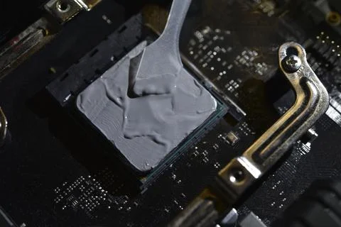 Applying thermal paste to the surface of the computer processor. Thermal in.. 스톡 사진