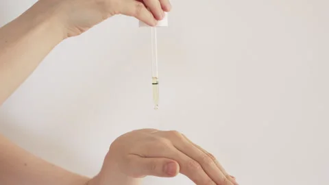 Applying Topical Therapy Serum with a Dropper Видео 282220046