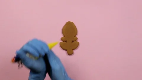 Applying violet glaze to ginger biscuits, top view Vídeos de archivo 126531907