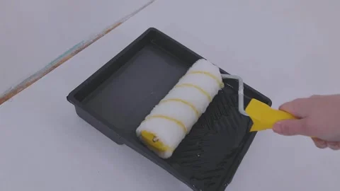 Applying wallpaper paste to the wall surface in the room. Apply wallpaper paste Video stock 331873970
