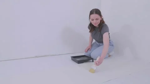Applying wallpaper paste to the wall surface in the room. Apply wallpaper paste 動画素材 331959433