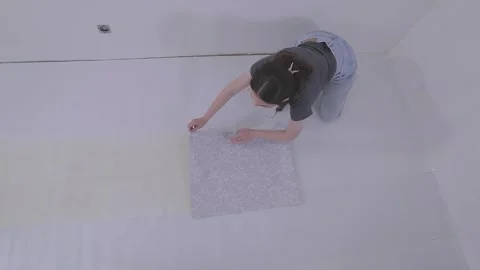 Applying wallpaper paste to the wall surface in the room. Apply wallpaper paste 库存影片 332245771
