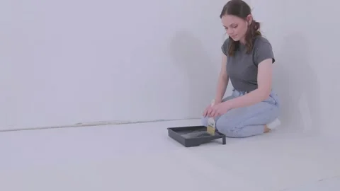 Applying wallpaper paste to the wall surface in the room. Apply wallpaper paste Video stock 332245812