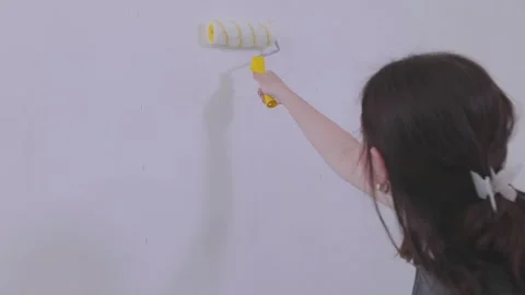 Applying wallpaper paste to the wall surface in the room. Apply wallpaper paste Vidéo 332245907