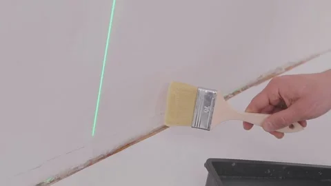 Applying wallpaper paste to the wall surface in the room. Apply wallpaper paste 库存影片 333470272