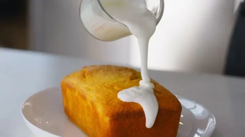 Applying white cream on a dessert Video stock 213516665