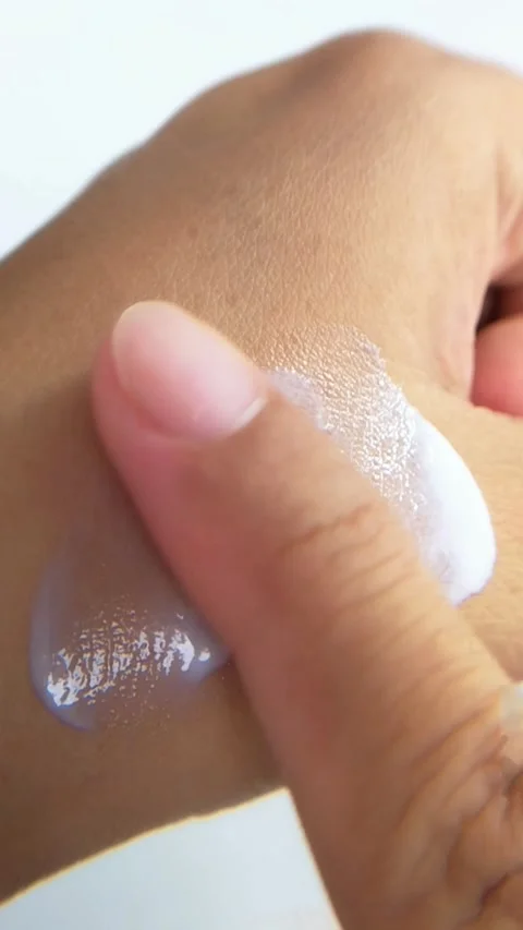 Applying white cream evenly onto hand skin. Skincare and self care concept .. Vídeo Stock 335388675