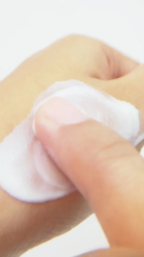 Applying white cream gently and showing it from close up. Soft moisturizing.. Vídeos de archivo 335388495