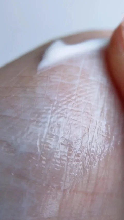 Applying white cream thoroughly and evenly all over hand skin. Vídeo Stock 334874729