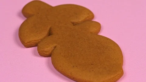 Applying yellow glaze to ginger biscuits, close-up 库存影片 126532679